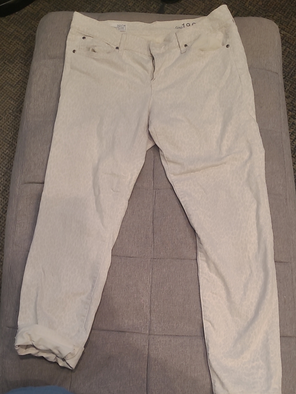 Woman Cream Print Stretch Capris